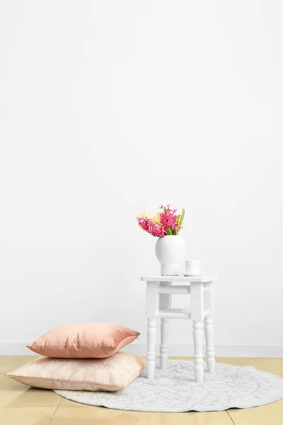 부레옥잠 꽃으로 침대위에 가까이에 베개를 놓는다 — 스톡 사진