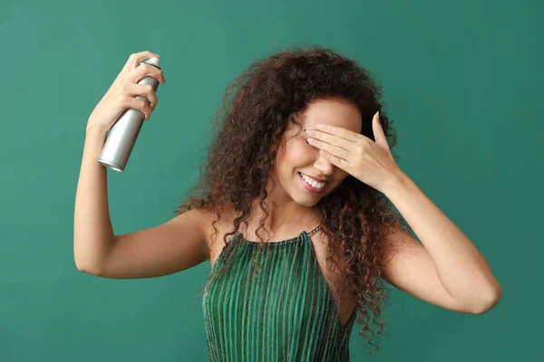 Досить Молода Афро Американська Жінка Оббризкуванням Волосся Зеленому Тлі — стокове фото