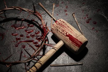 Tırnaklı çekiç ve arka planda dikenli taç. İsa Mesih 'in fedakarlığı ve günahlarımızın kefareti.