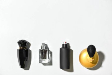 Işık arka planda farklı parfüm şişeleri, üst manzara