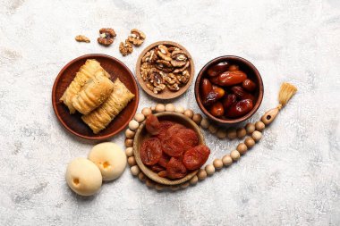 Arkaplanda tasbih olan lezzetli doğu tatlıları.