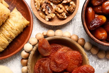 Arkaplanda tasbih olan lezzetli doğu tatlıları.