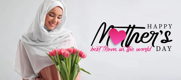 Moslimvrouw Met Boeket Tulpen Lichte Achtergrond Gelukkige Moederdag — Stockfoto