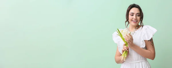 Красива Молода Жінка Тримає Букет Квітів Гіацинтів Бірюзовому Фоні Простором — стокове фото