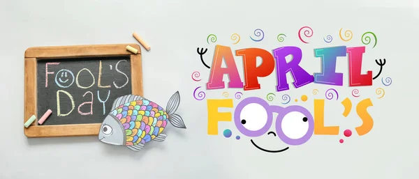 Wenskaart Voor April Fool Day Met Schoolbord Papieren Vis Lichte — Stockfoto