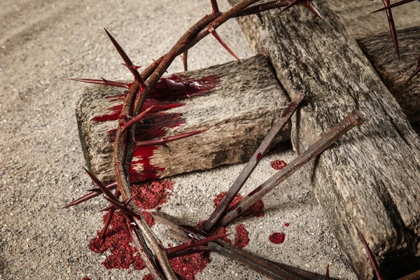 Corona Spine Croce Legno Chiodi Gocce Sangue Sulla Sabbia Sacrificio — Foto Stock