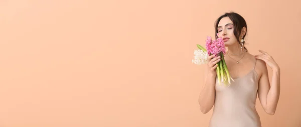 Όμορφη Νεαρή Γυναίκα Κρατώντας Μπουκέτο Από Λουλούδια Υάκινθος Μπεζ Φόντο — Φωτογραφία Αρχείου