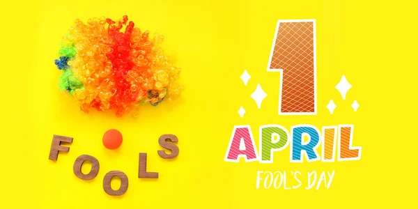 Kartka Życzeniami April Fool Day Peruką Klauna Nosem Żółtym Tle — Zdjęcie stockowe