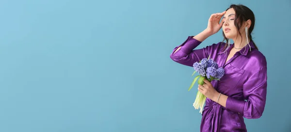 Красива Молода Жінка Тримає Букет Квітів Гіацинтів Синьому Фоні Простором — стокове фото
