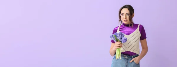 Mulher Bonita Segurando Buquê Flores Jacinto Fundo Lilás Com Espaço — Fotografia de Stock