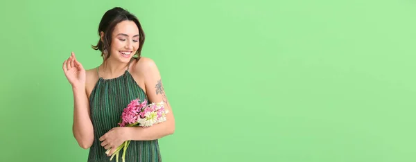 Счастливая Молодая Женщина Держит Букет Гиацинтовых Цветов Зеленом Фоне Пространством — стоковое фото
