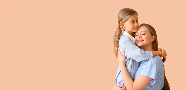 Glückliche Frau Und Ihre Kleine Tochter Umarmen Sich Auf Farbigem — Stockfoto