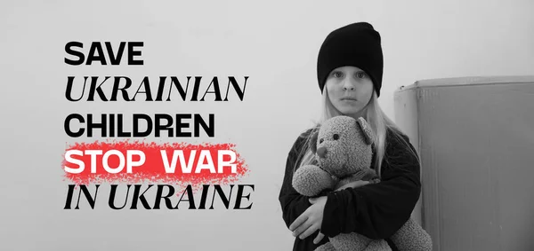 可悲的小女孩 带着玩具熊和文字拯救了英国儿童 浅层背景下英国的停止战争 — 图库照片