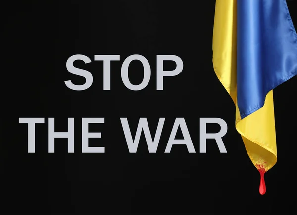 带着滴血的乌克兰国旗和黑色背景的文字 停止战争 — 图库照片