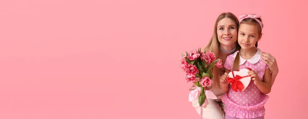 Маленькая Девочка Мать Тюльпанами Подарок Розовом Фоне Пространством Текста — стоковое фото