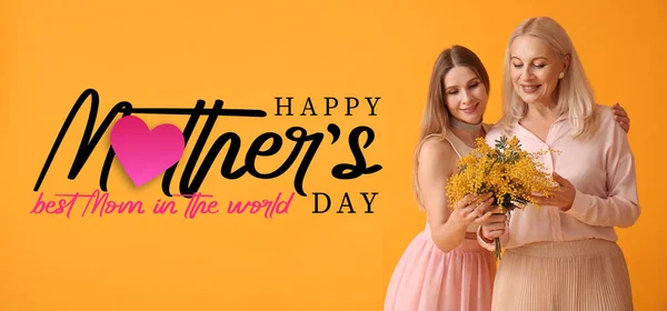 Mujer Saludando Madre Con Flores Sobre Fondo Color Tarjeta Felicitación —  Fotos de Stock