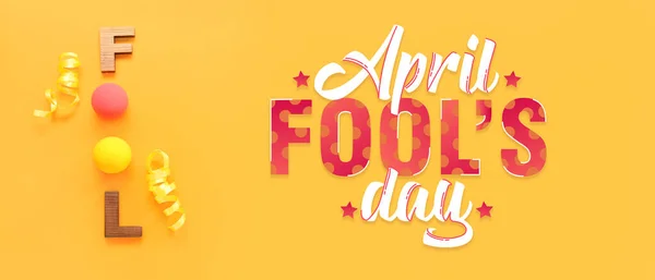 Word Fool Gemaakt Van Clownneuzen Brieven Confetti Oranje Achtergrond April — Stockfoto