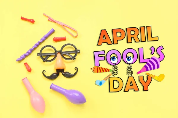 Composição Com Decoração Festa Texto April Fool Day Fundo Amarelo — Fotografia de Stock