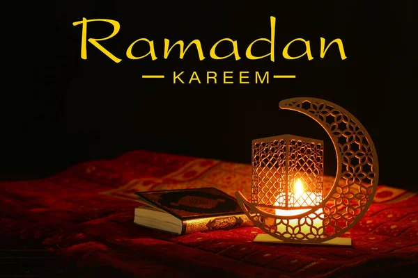 Üdvözlőlap Ramadan Arab Gyertyatartóval Szőnyeg Korán Fekete Alapon — Stock Fotó