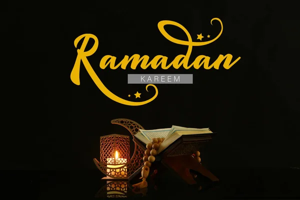 Üdvözlőlap Ramadan Arab Gyertyatartóval Korán Imagyöngyök Fekete Háttér — Stock Fotó