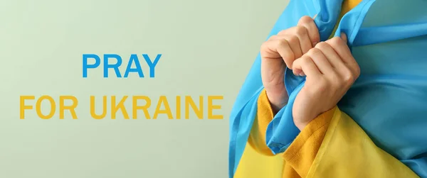 带着乌克兰国旗和文字的年轻女子 背景为乌克兰文 — 图库照片