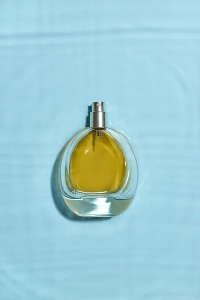 Bouteille Parfum Dans Eau Sur Fond Couleur Vue Dessus — Photo