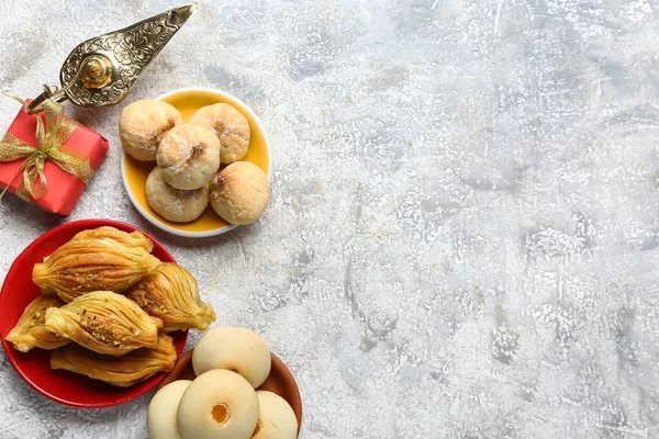 Leckere Östliche Süßigkeiten Mit Geschenk Und Aladdin Lampe Auf Grunge — Stockfoto