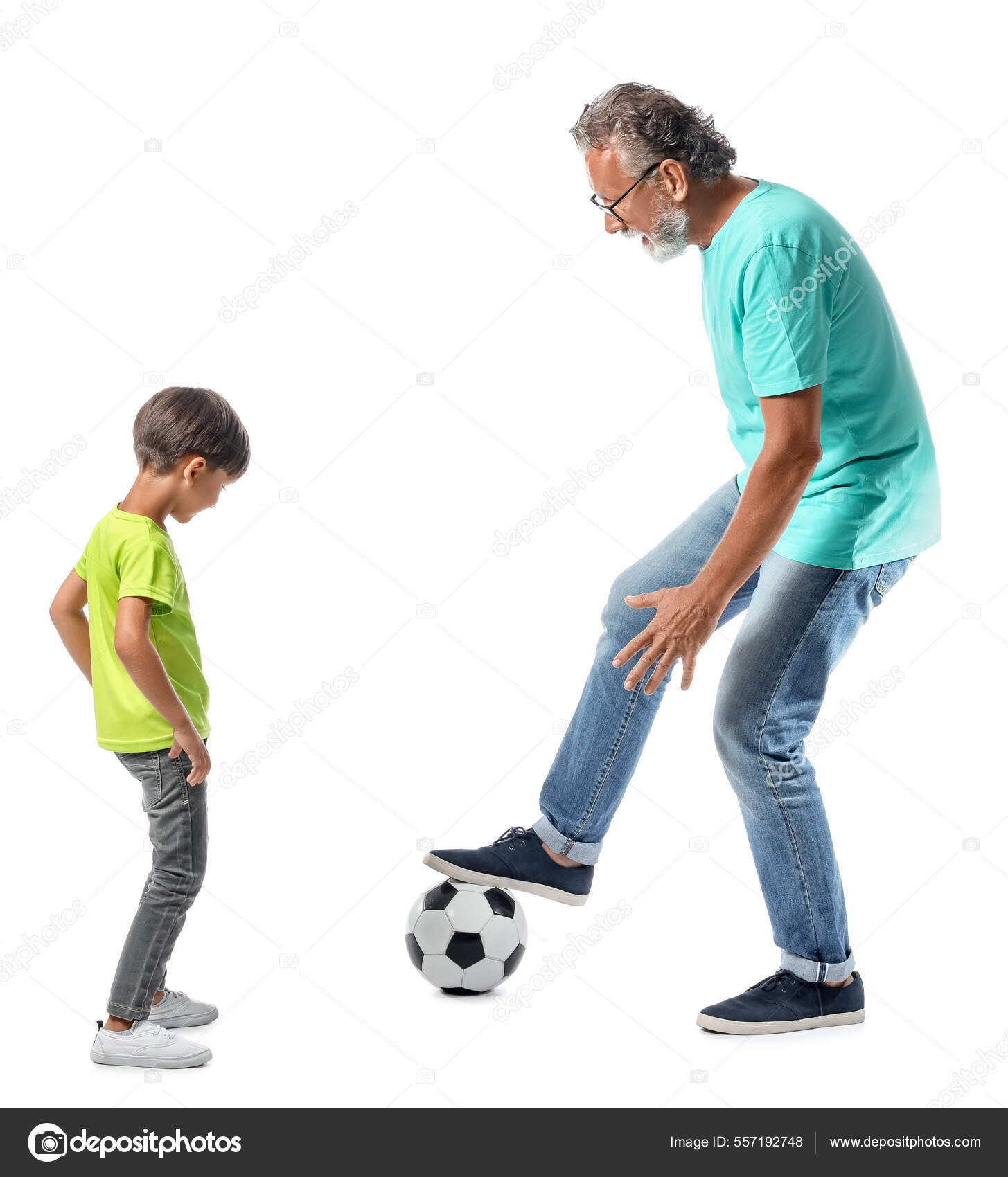 Poco Muchacho Del Fútbol De Juego. Un Niño Feliz Juega Al Fútbol