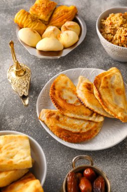 Geleneksel doğu yemekleri ve arka planda Aladdin lambası