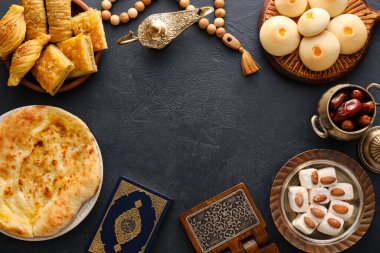 Geleneksel doğu yemekleri, Kuran, Aladdin lambası ve koyu arkaplanda tasbih çerçevesi