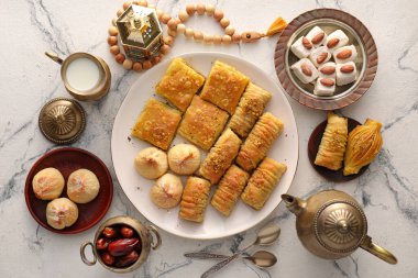 Beyaz arka planda lezzetli Doğu tatlıları