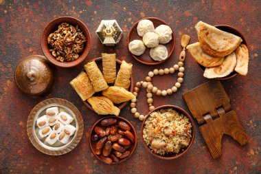 Tasbih ve fanoos arkaplanlı geleneksel doğu yemekleri