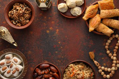 Geleneksel doğu yemekleri, Arap lambaları ve renkli arka planda tasbih çerçevesi