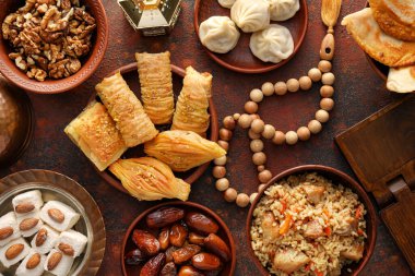 Renkli Tasbih 'li geleneksel Doğu yemekleri