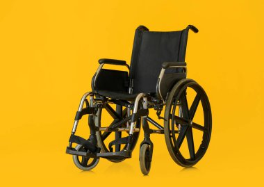 Arkaplanda boş tekerlekli sandalye