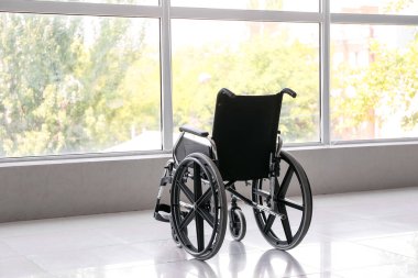 Boş odada modern tekerlekli sandalye