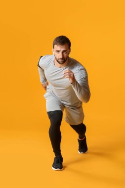 Renkli arka planda sportif erkek koşucu