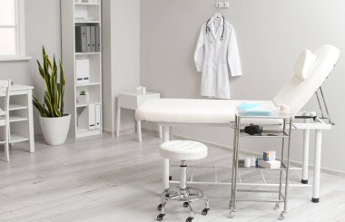 Klinikteki modern doktorun bürosunun içinde.