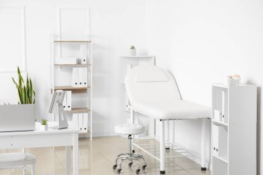 Kanepesi ve taburesi olan bir hastane.