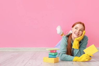 Süngerli genç bir kadın.