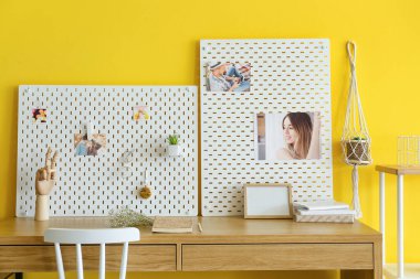 Sarı duvar zemininde tahta olan şık bir iş yeri