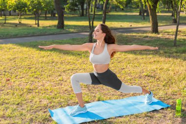 Parkta paspasda antrenman yapan genç bir bayan.