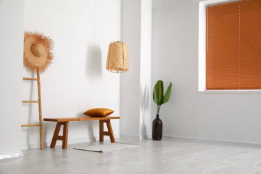 Odanın içinde ahşap bank ve merdiven var.