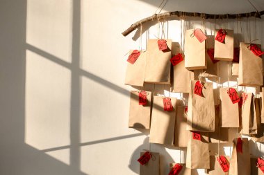 Odadaki beyaz duvarda asılı şık takvim