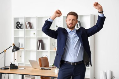 Ofiste dans eden yakışıklı genç iş adamı.