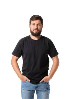 Beyaz arka planda siyah t-shirt yakışıklı adam