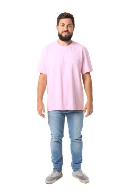 Beyaz arka planda pembe tişörtlü yakışıklı adam.