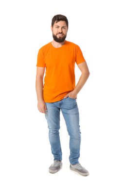 Beyaz arka planda parlak turuncu tişörtlü yakışıklı bir adam.