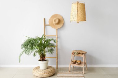 Lambası, merdiveni ve taburesi olan ışık odasının içinde.