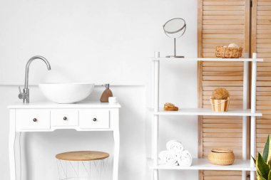 Lavabosu, raf ünitesi ve erzağı olan hafif banyonun içi.